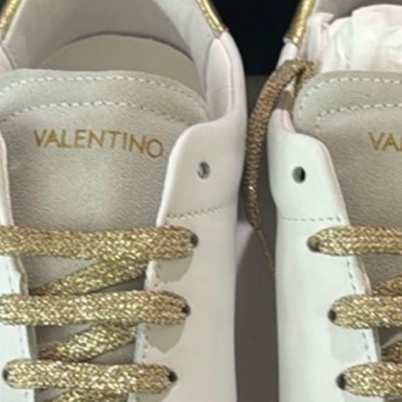 Valentino By Mario Valentino
Valentino By Mario Valentino
Sardinia White-Gold - Picture 3 of 5